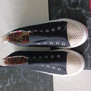 Gypsy Jazz  Slip On Sneakers in Cream Tweet & Black Like New, Sz 8